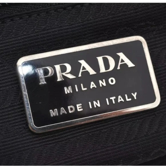 Prada White Tote Bag with Sleek Design - Picture 3 of 12